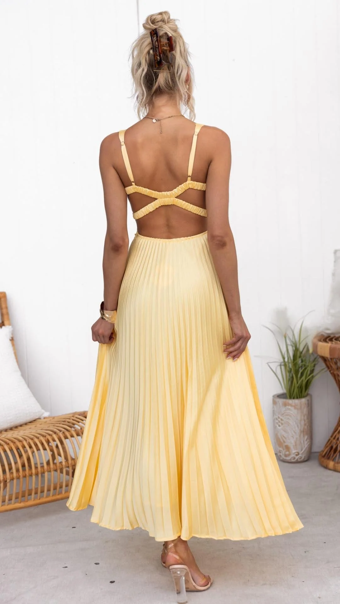 Abigail | Gelbes Plissiertes V-Ausschnitt Maxikleid - Image 4