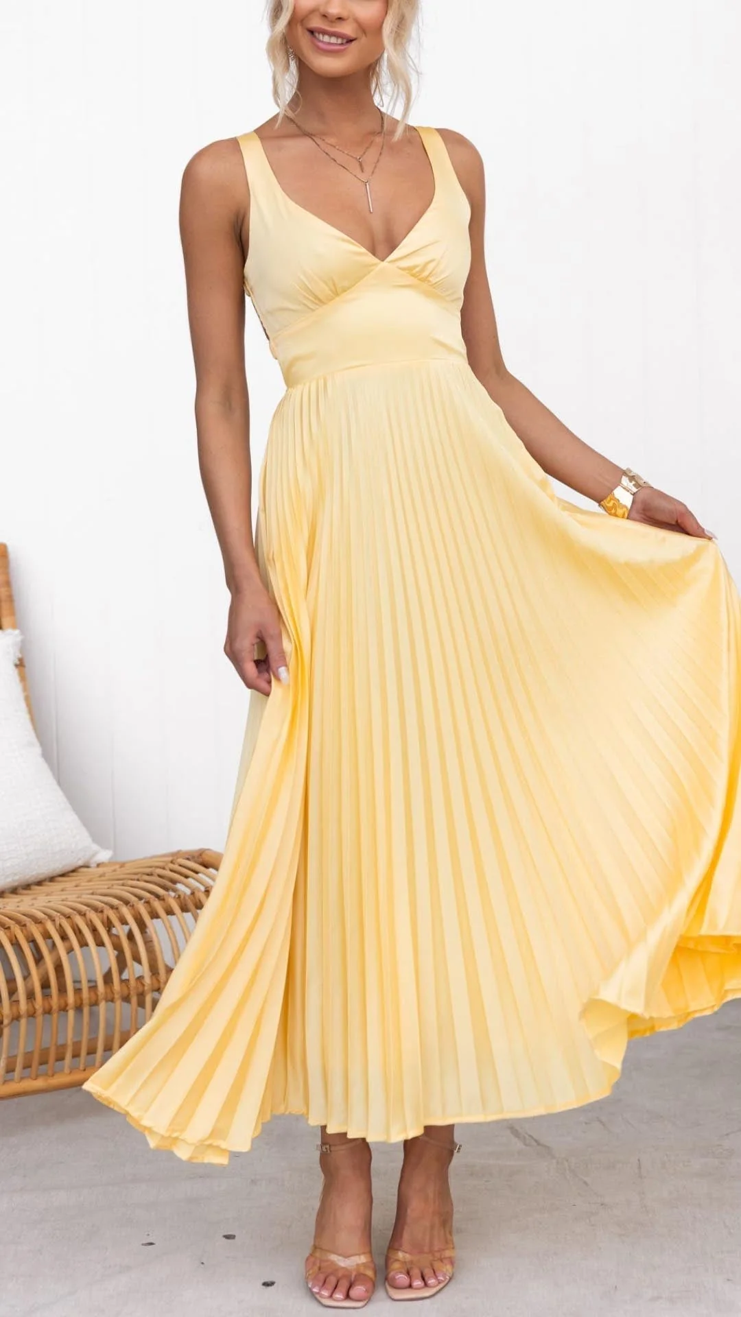 Abigail | Gelbes Plissiertes V-Ausschnitt Maxikleid - Image 5