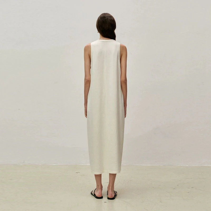 Alva- Damen Maxikleid mit modernen Details und V-Ausschnitt