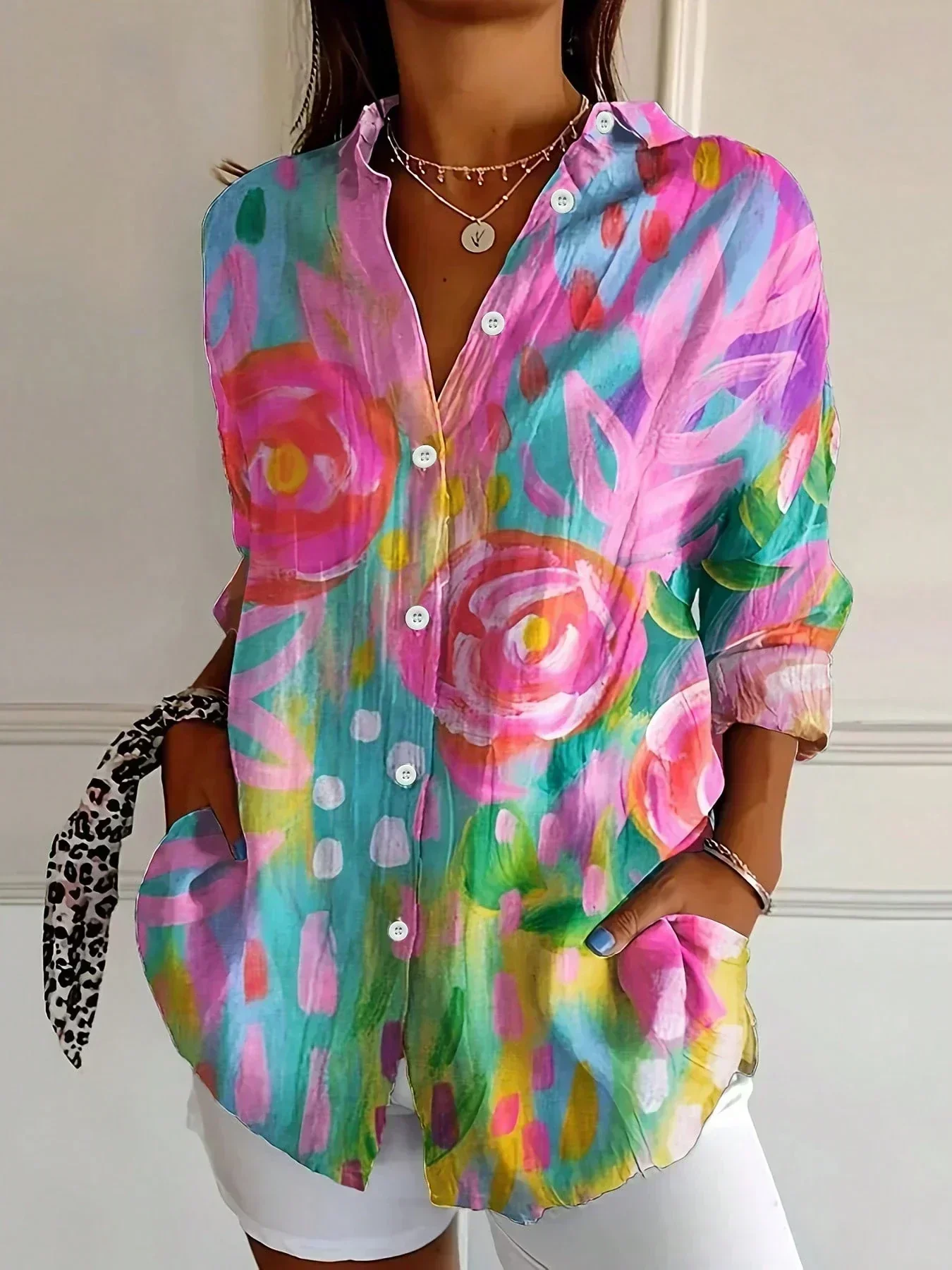 Amelia | Damenbluse mit elegantem abstraktem Print - Image 2