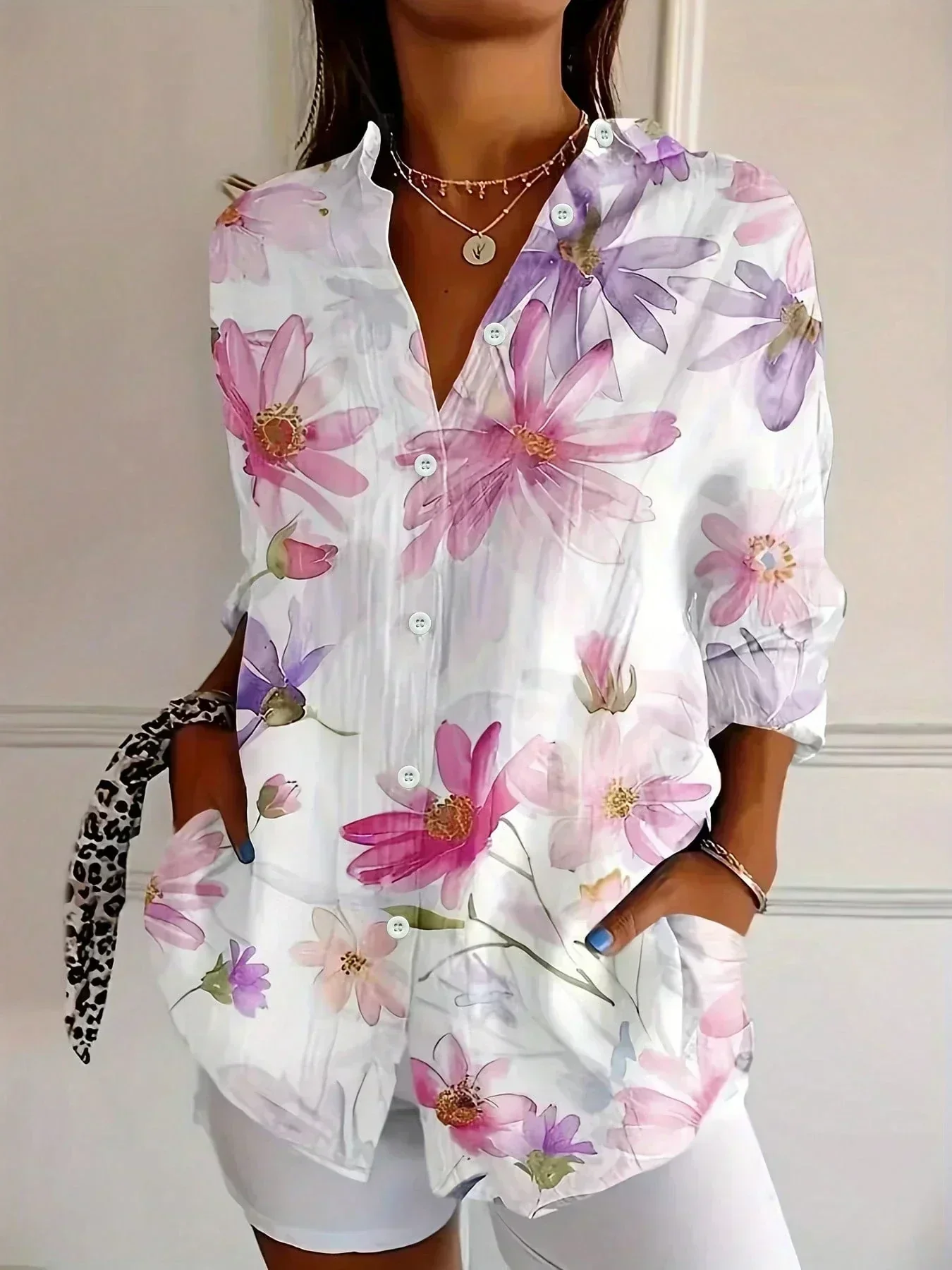 Amelia | Damenbluse mit elegantem abstraktem Print - Image 5