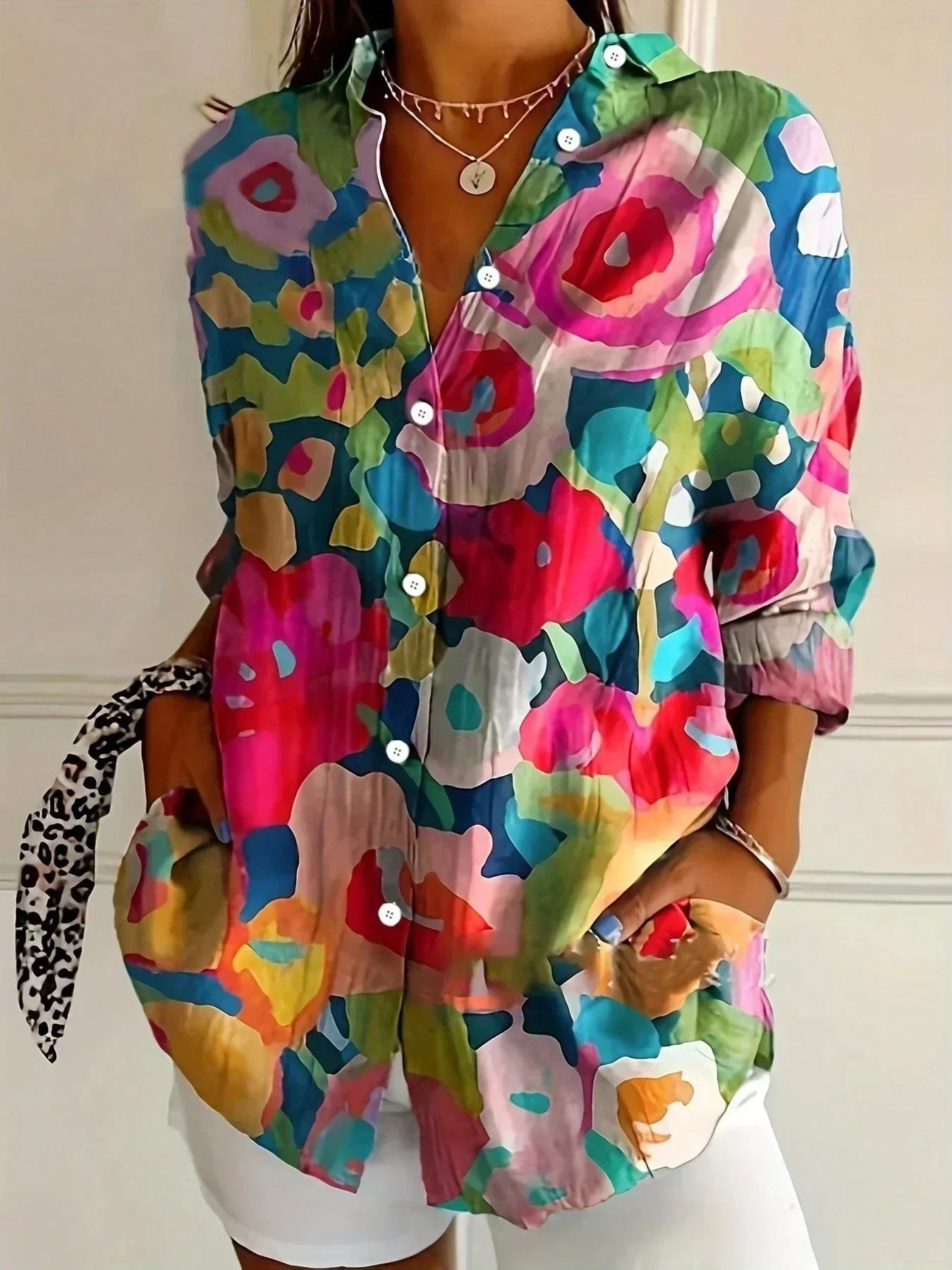 Amelia | Damenbluse mit elegantem abstraktem Print - Image 6