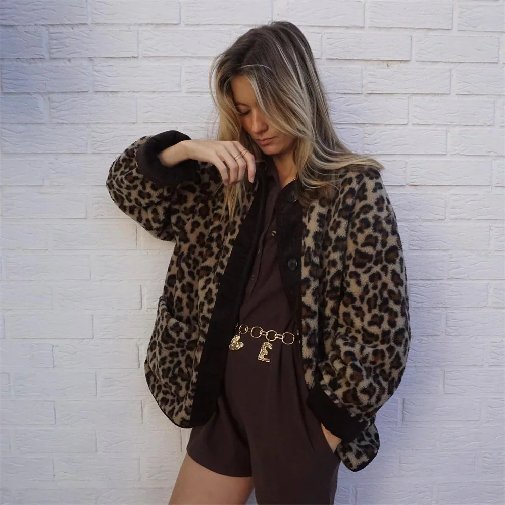 Amelia – Lässige Damen Teddy Jacke mit Animal-Muster und Knopfleiste - Image 3