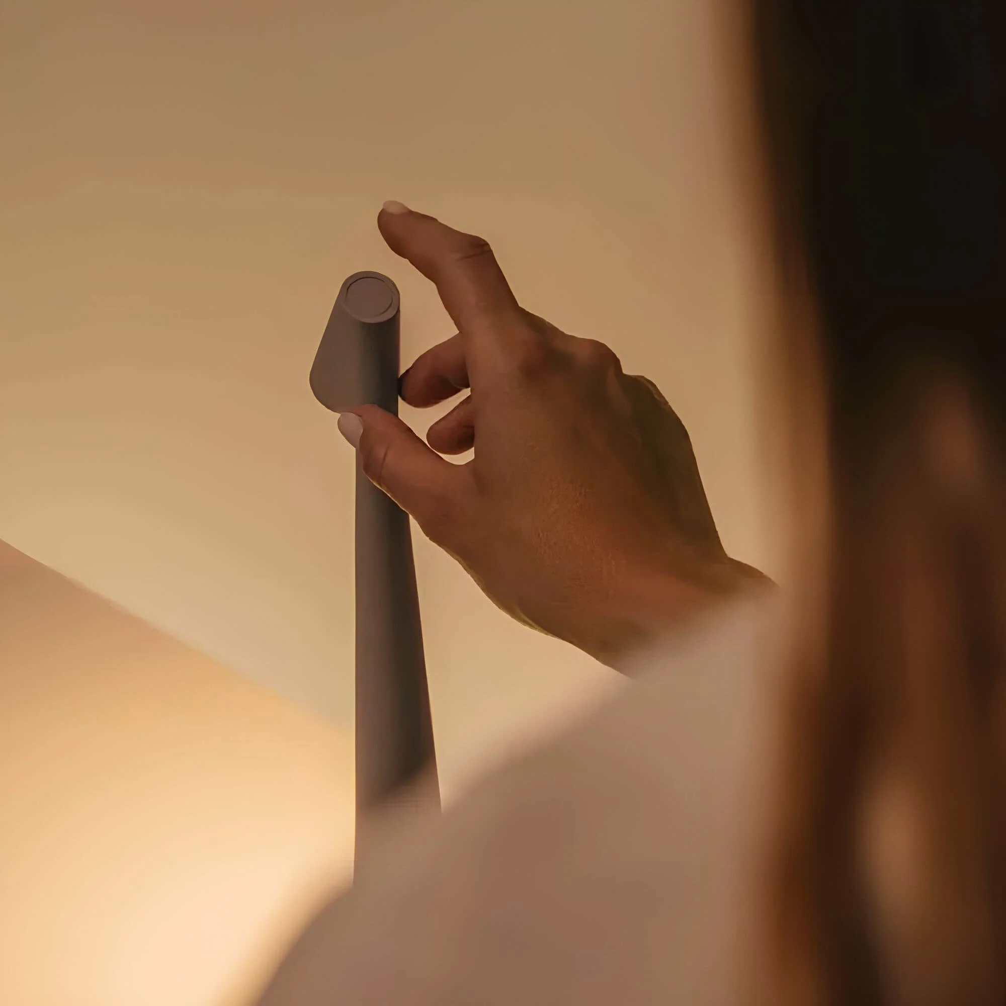 Avelena | Nordische Eleganz Stehlampe - Stilvolle und dimmbare Beleuchtung für moderne Innenräume