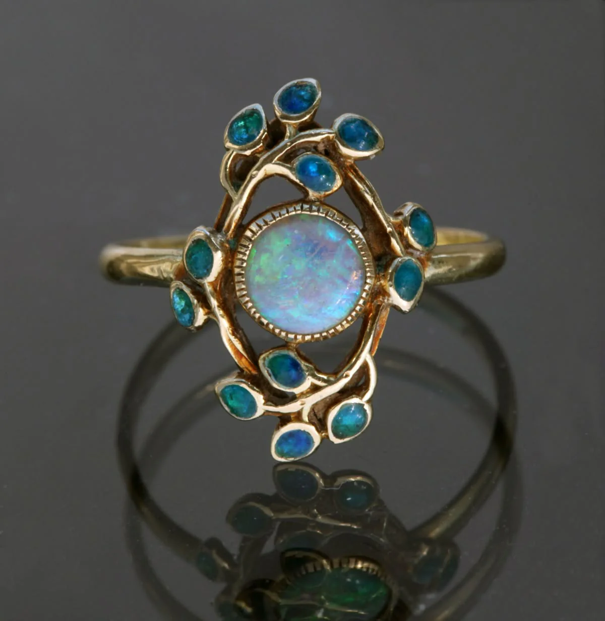 Blauer kristalliner Goldring