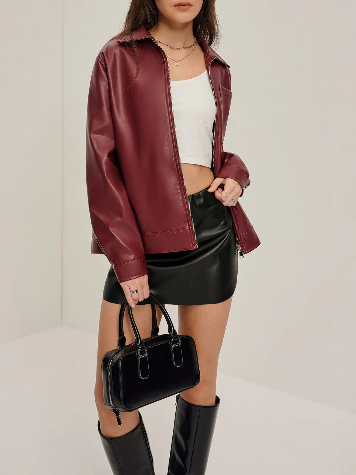 Bordeauxrote Kunstlederjacke