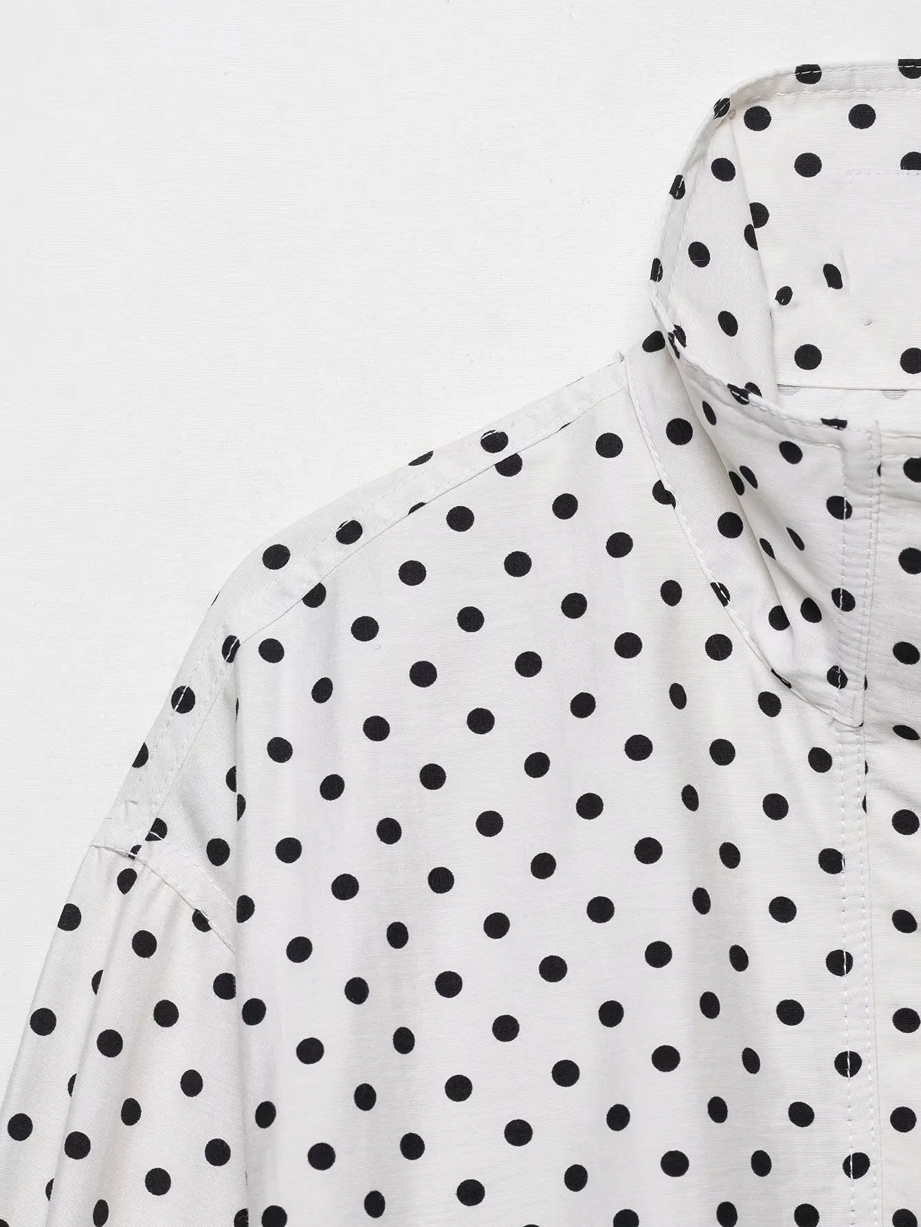 Dotty | Leichte Polka-Dot-Jacke mit Stehkragen & Kordelzug - Image 4