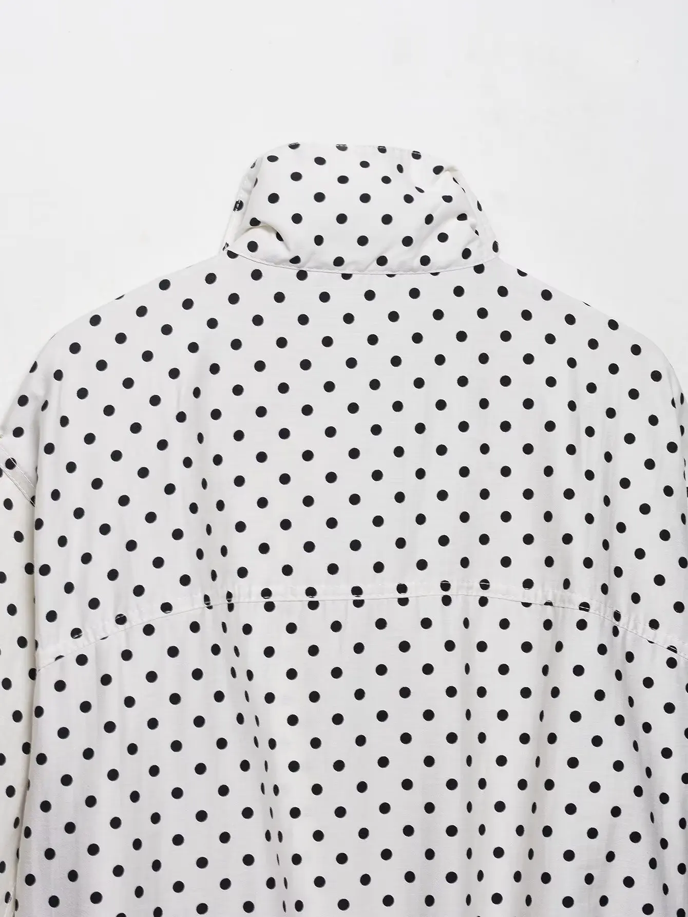 Dotty | Leichte Polka-Dot-Jacke mit Stehkragen & Kordelzug - Image 5