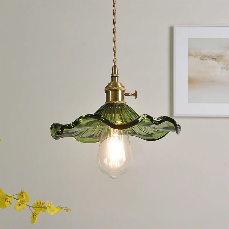 Elegante Pendelleuchte im Hibiskusblüten-Design aus Glas und Messing – Hängelampe für Ess- und Wohnzimmer