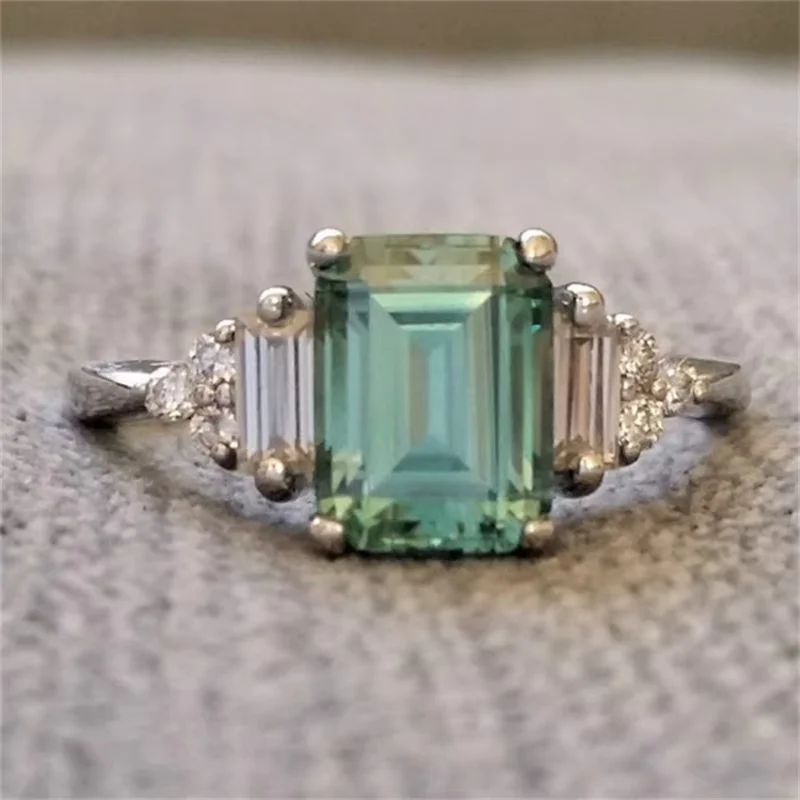 Eleganter glänzender grüner Vintage-Ring