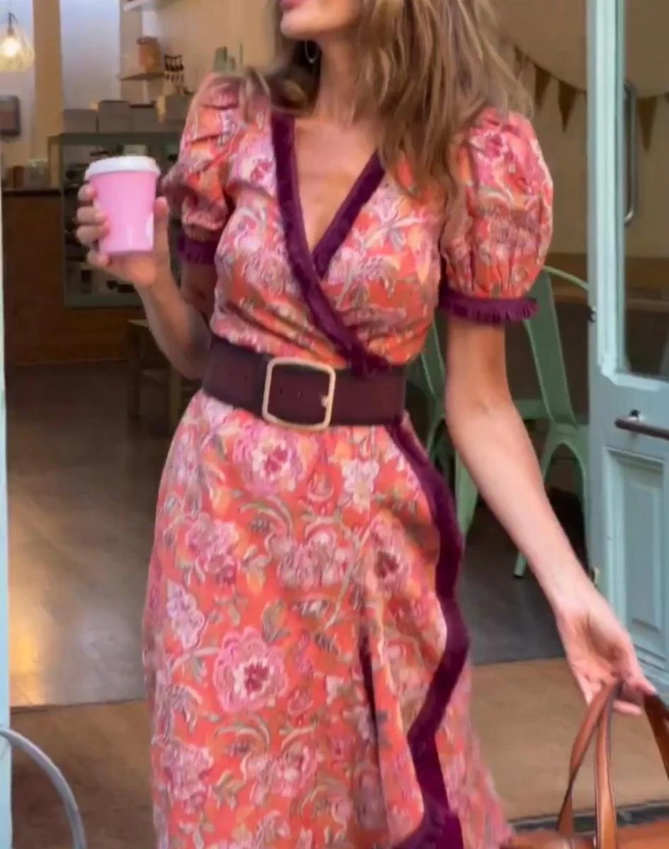 Elegantes pinkes Maxikleid mit kurzen Ärmeln