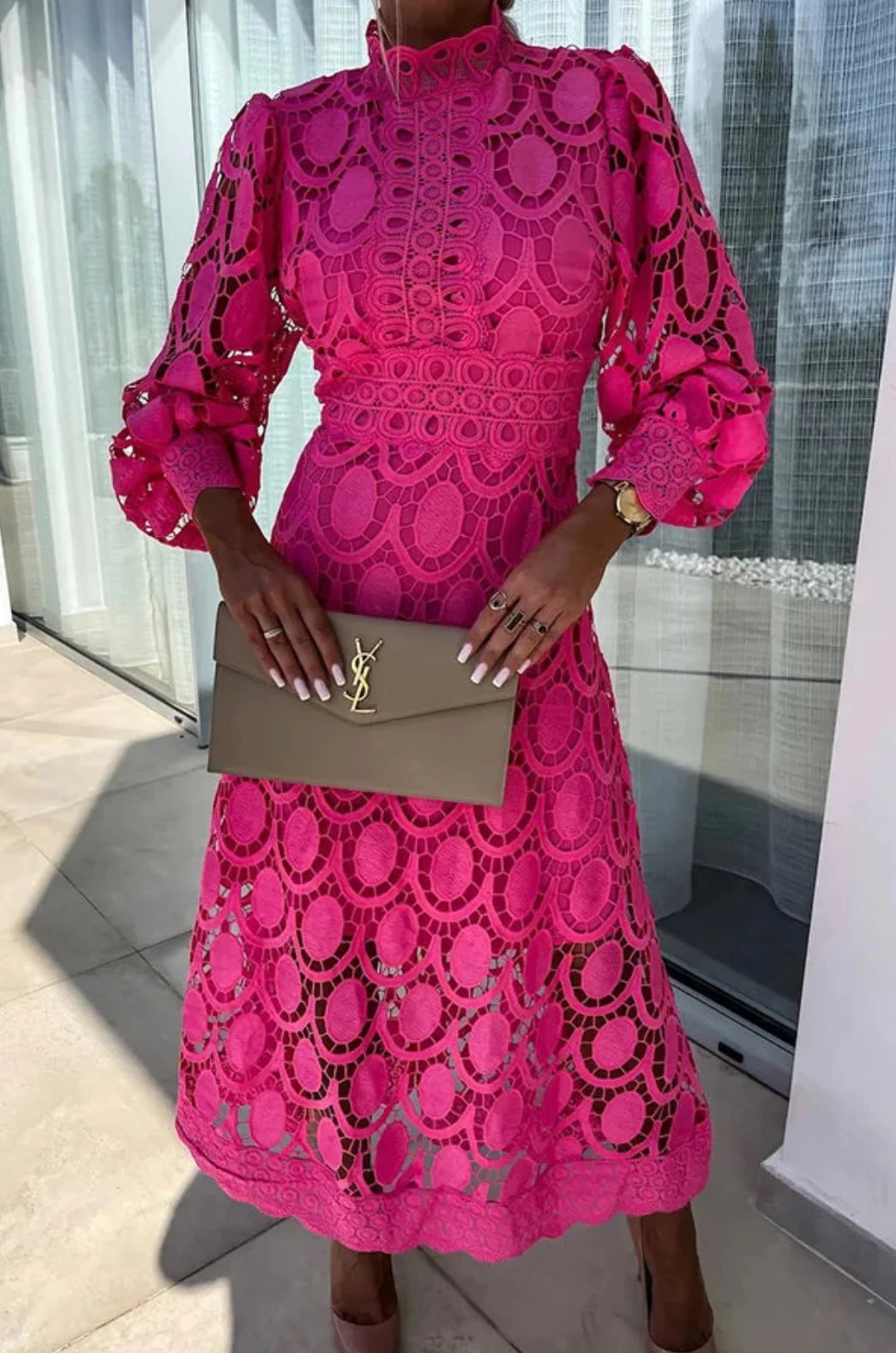Elegantes Spitzenkleid mit Stehkragen & transparenten Details