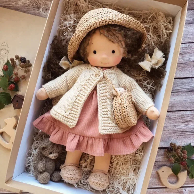 Emma | Handgefertigte Plüschpuppe aus Baumwolle – Waldorf-Kuscheltier mit Stoffbox | Niedlich & kuschelig | Für Kindergeburtstage & Spielspaß im Alltag