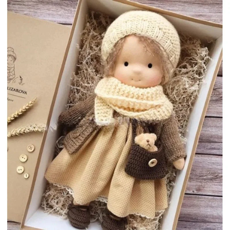 Emma | Handgefertigte Plüschpuppe aus Baumwolle – Waldorf-Kuscheltier mit Stoffbox | Niedlich & kuschelig | Für Kindergeburtstage & Spielspaß im Alltag - Image 10