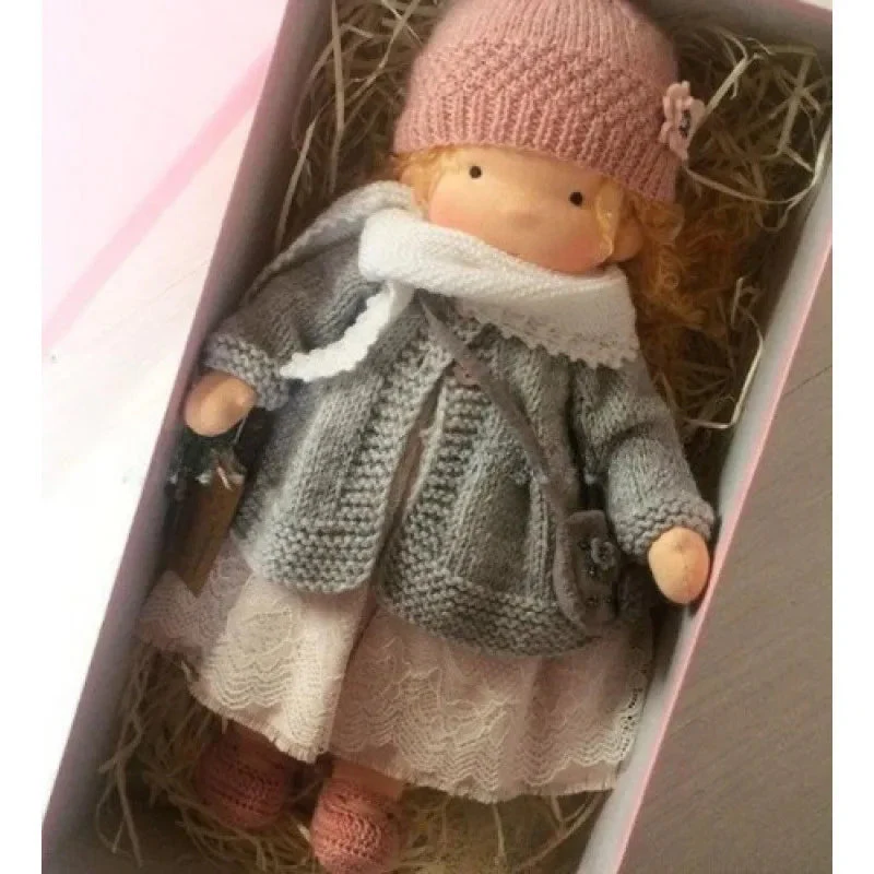 Emma | Handgefertigte Plüschpuppe aus Baumwolle – Waldorf-Kuscheltier mit Stoffbox | Niedlich & kuschelig | Für Kindergeburtstage & Spielspaß im Alltag - Image 13