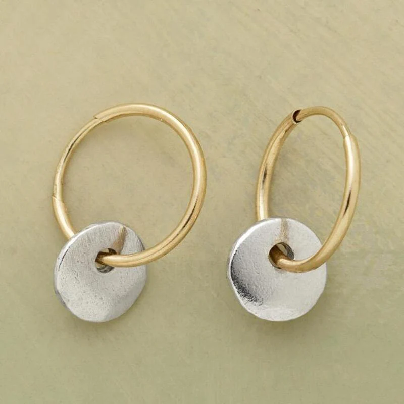 Gepuffte Gold-Hoop-Ohrringe und Silber-Gold-vernickelte Ohrringe