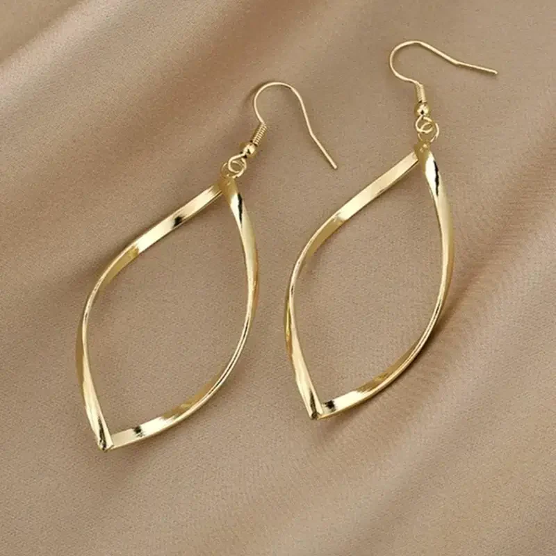 Goldene Vintage-Luxus-Ohrringe