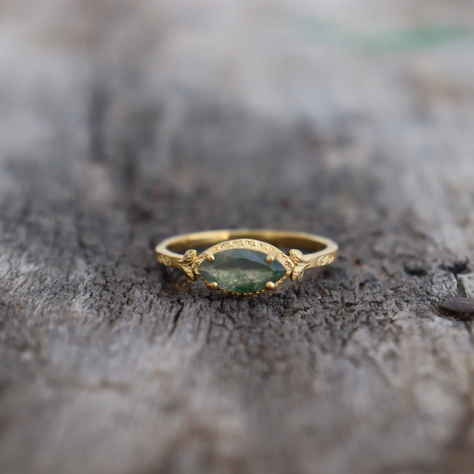 Goldener grüner Ring im Vintage-Stil
