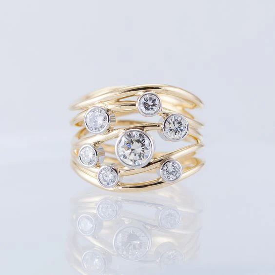 Goldener mehrschichtiger Ring mit Vintage-Kristallen