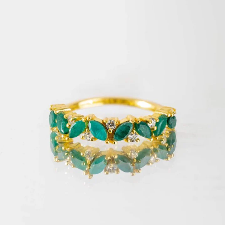 Goldring mit grünen Kristallen