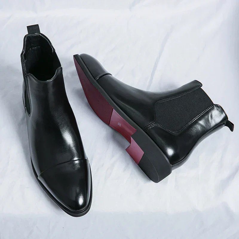 Herren Stiefel | Durchgehende Schafthöhe mit klarer Seitenstruktur
