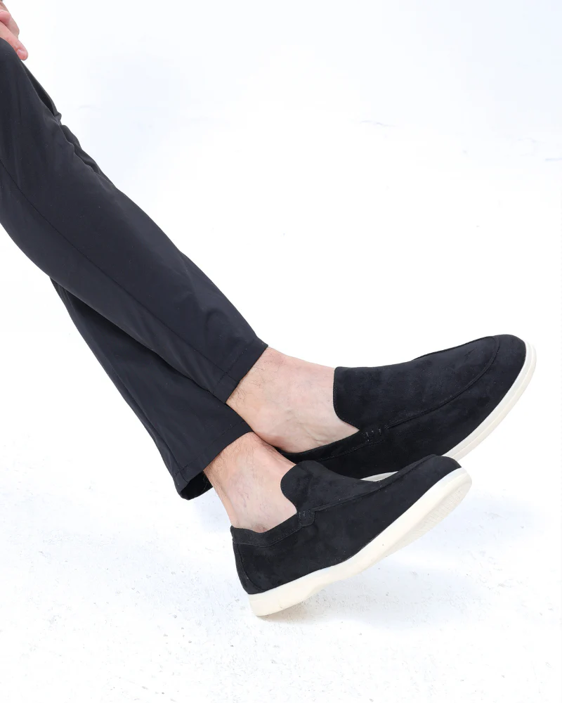 Kayden | All-Black Passendes Outfit mit Langer Ärmel Polohemd, hose & Wildleder-Loafer - Image 3