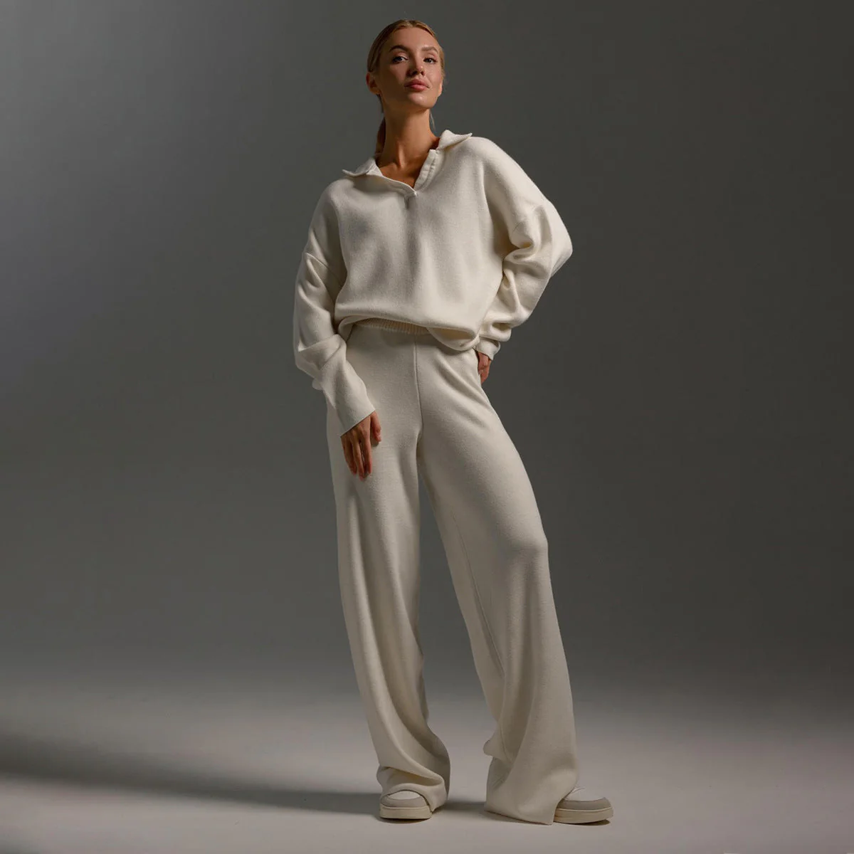 Langärmeliges Poloshirt und Hose für Damen - Image 9