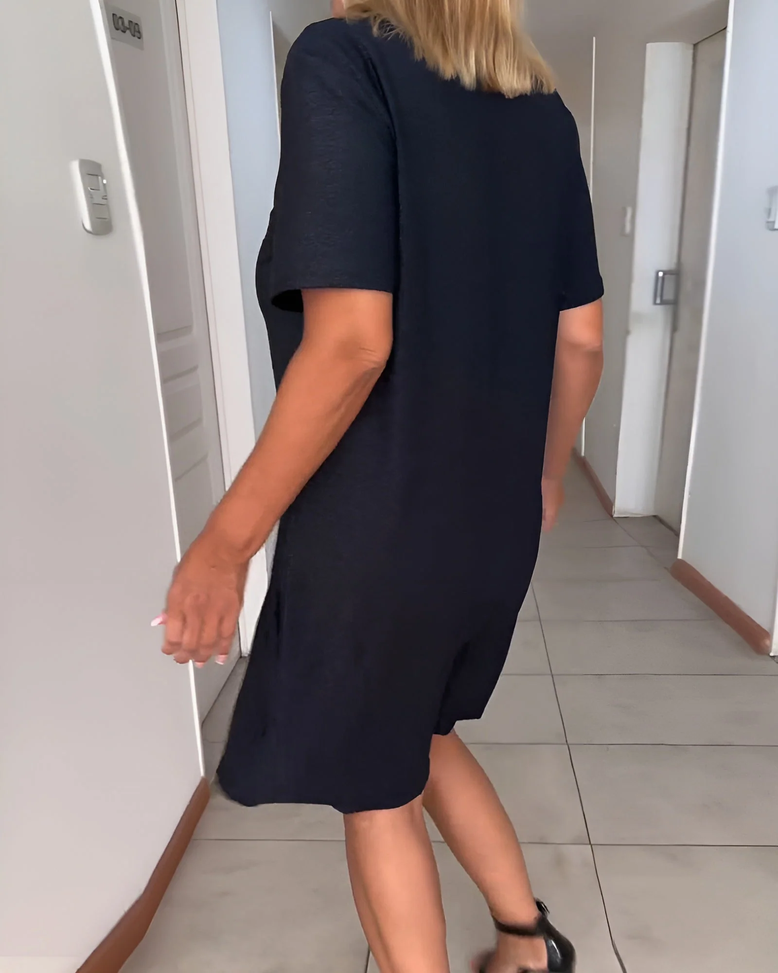 Laurence | Elegantes geraffte V-Ausschnitt Kleid - Image 2