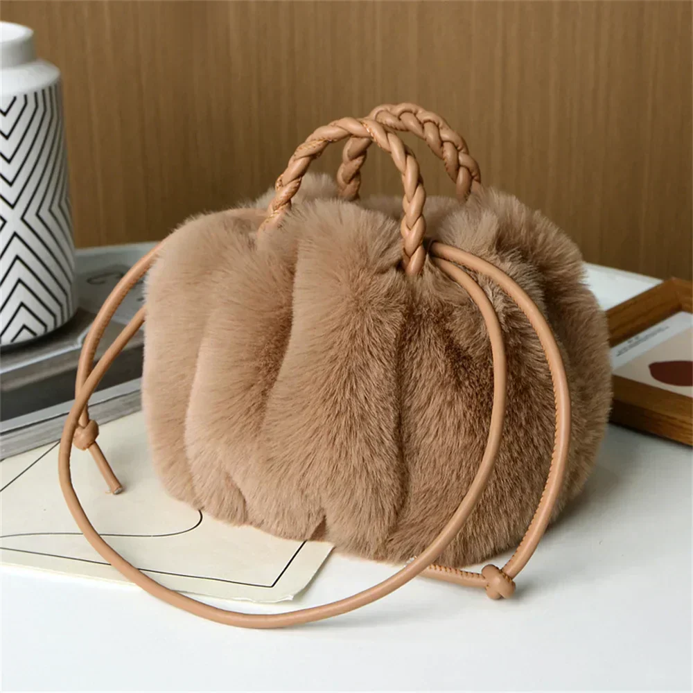 Lina | Kuschelige Schultertasche in Kürbisform