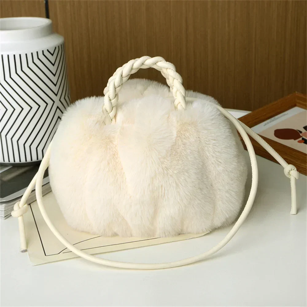 Lina | Kuschelige Schultertasche in Kürbisform - Image 7