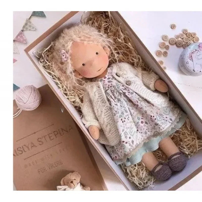 Luna | Handgefertigte Waldorf-Plüschpuppe – Weiches Baumwollspielzeug mit Stoffbox | Niedlich & Kuschelig | Für Kindergeburtstage & fantasievolles Spielen im Alltag - Image 11
