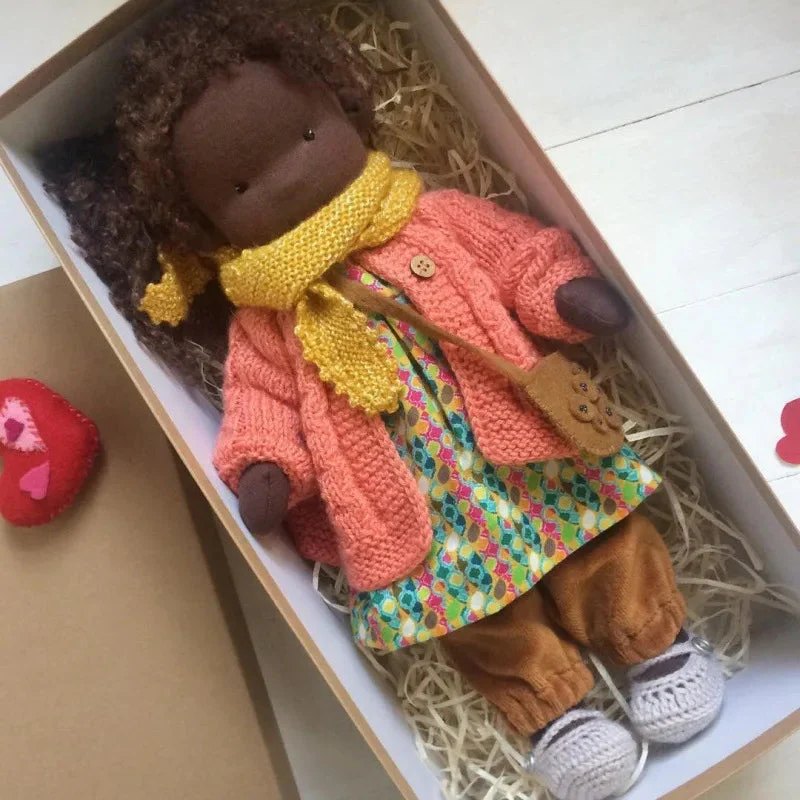 Luna | Handgefertigte Waldorf-Plüschpuppe – Weiches Baumwollspielzeug mit Stoffbox | Niedlich & Kuschelig | Für Kindergeburtstage & fantasievolles Spielen im Alltag - Image 25