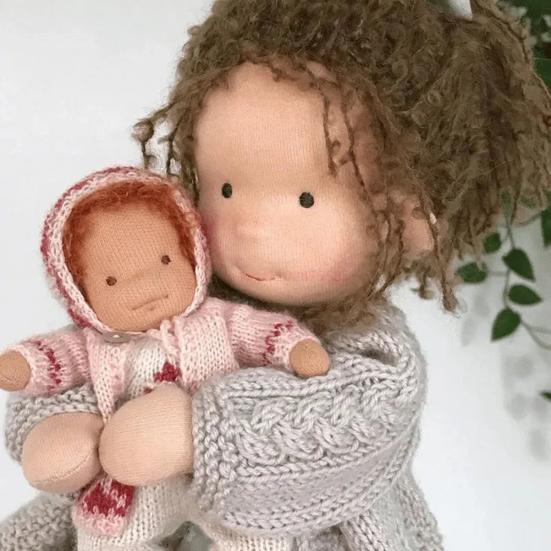 Luna | Handgefertigte Waldorf-Plüschpuppe – Weiches Baumwollspielzeug mit Stoffbox | Niedlich & Kuschelig | Für Kindergeburtstage & fantasievolles Spielen im Alltag - Image 6