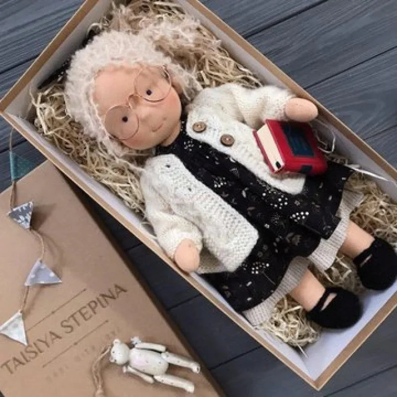 Luna | Handgefertigte Waldorf-Plüschpuppe – Weiches Baumwollspielzeug mit Stoffbox | Niedlich & Kuschelig | Für Kindergeburtstage & fantasievolles Spielen im Alltag - Image 7
