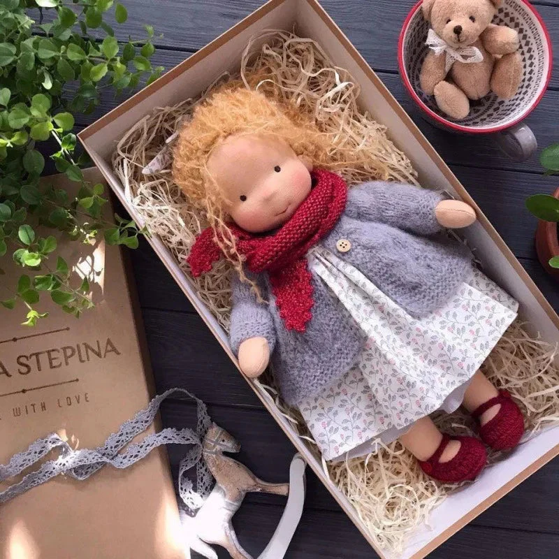 Luna | Handgemachte Waldorf-Plüschpuppe – Weiches Baumwollspielzeug mit Stoffbox | Süß & Gemütlich | Für Kindergeburtstage & tägliches fantasievolles Spielen - Image 11