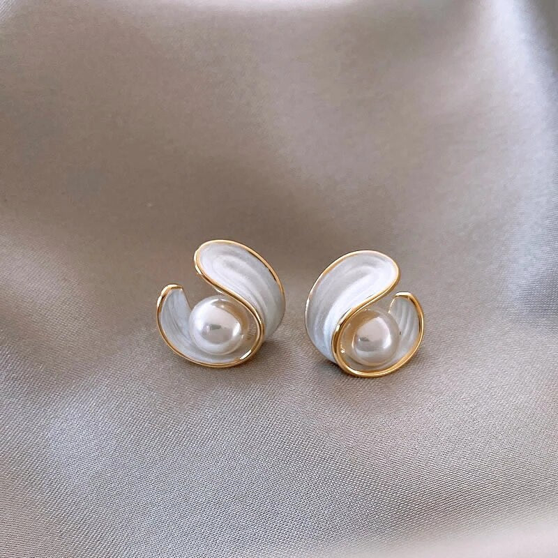 Luxuriöse Ohrringe mit weißem Opal und Perle in Gold - Image 2