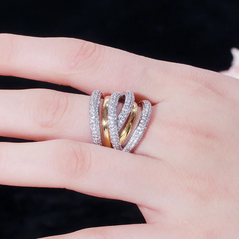 Luxuriöser gedrehter Ring in zwei Farben