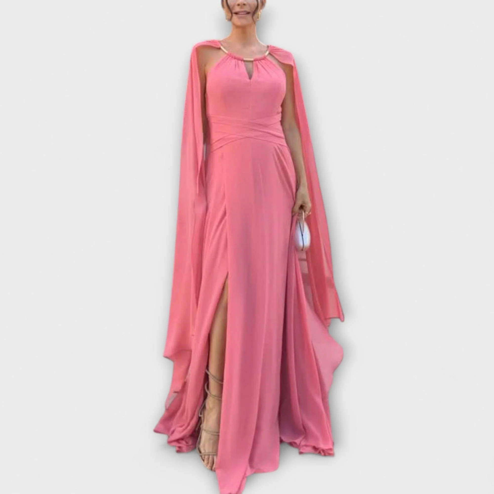 Mabel - Elegantes Maxikleid mit Cape-Ärmeln und hohem Schlitz"
Rewritten: "Mabel - Stilvolles Maxikleid mit schwingenden Cape-Ärmeln und verführerischem Schlitz