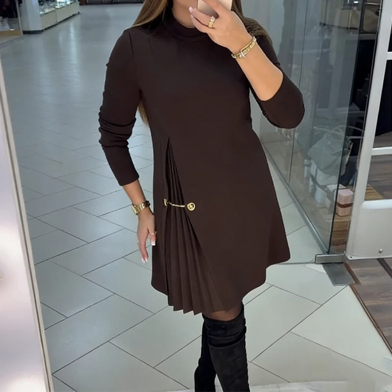 Miriam | Plissiertes Damen Minikleid elegant getragen - Image 2