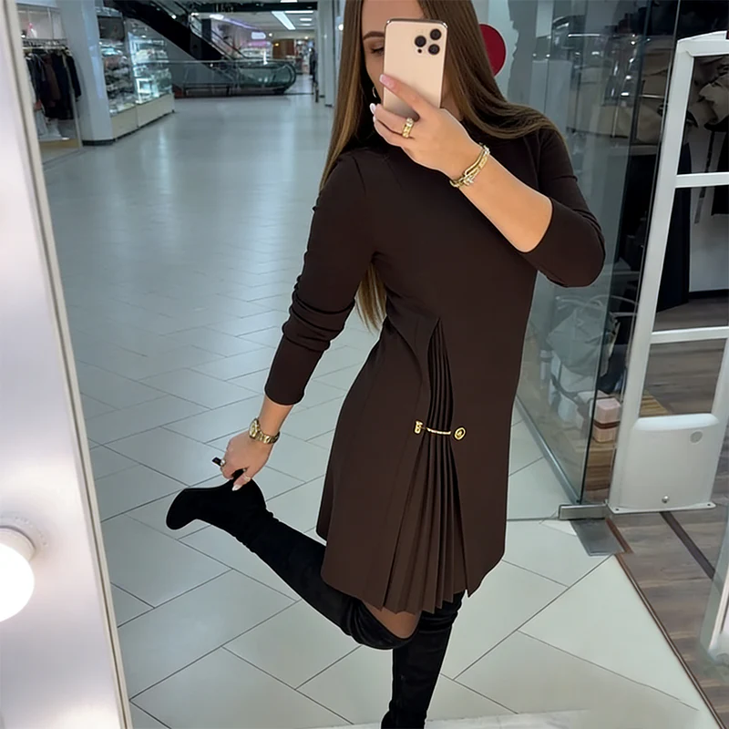 Miriam | Plissiertes Damen Minikleid elegant getragen - Image 3