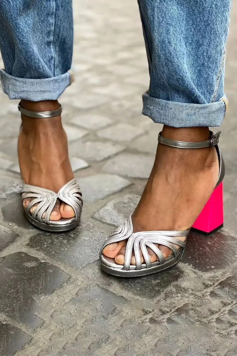 Naelle  | Glänzende Sandalen mit breitem Absatz und eleganter Schnalle