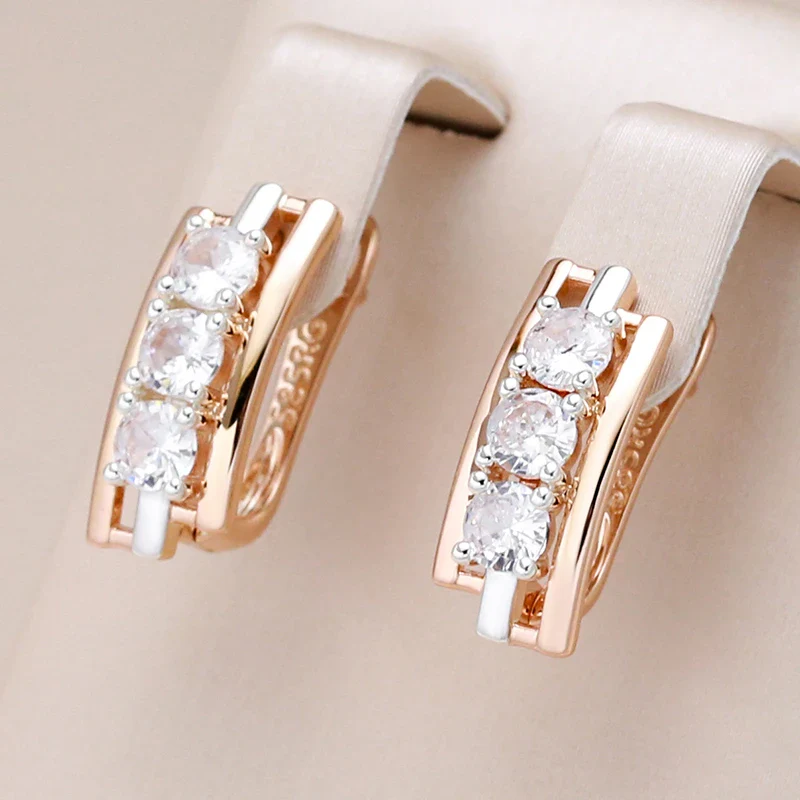 Ohrringe mit in Gold eingefassten Kristallen
