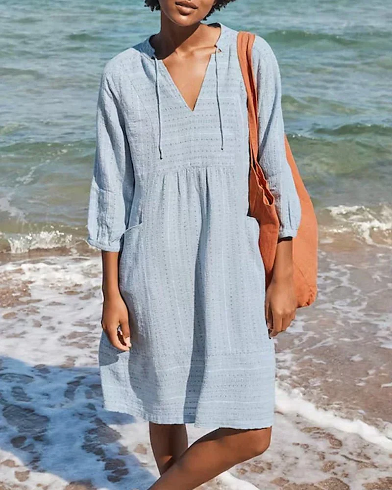 Plony – Leichtes Strandkleid aus strukturierter Baumwolle mit V-Ausschnitt