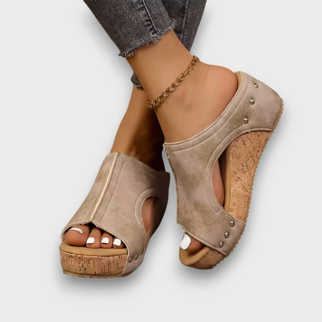 Raya – Keilsandalen mit Cut-Out-Design