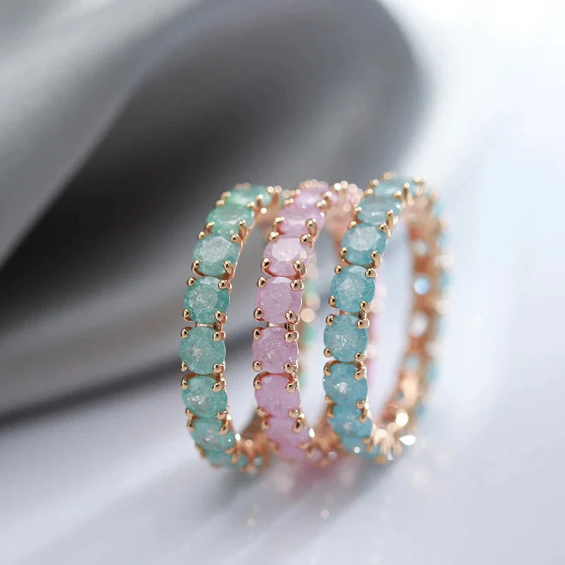 Ring mit rundem Stein aus Gold
