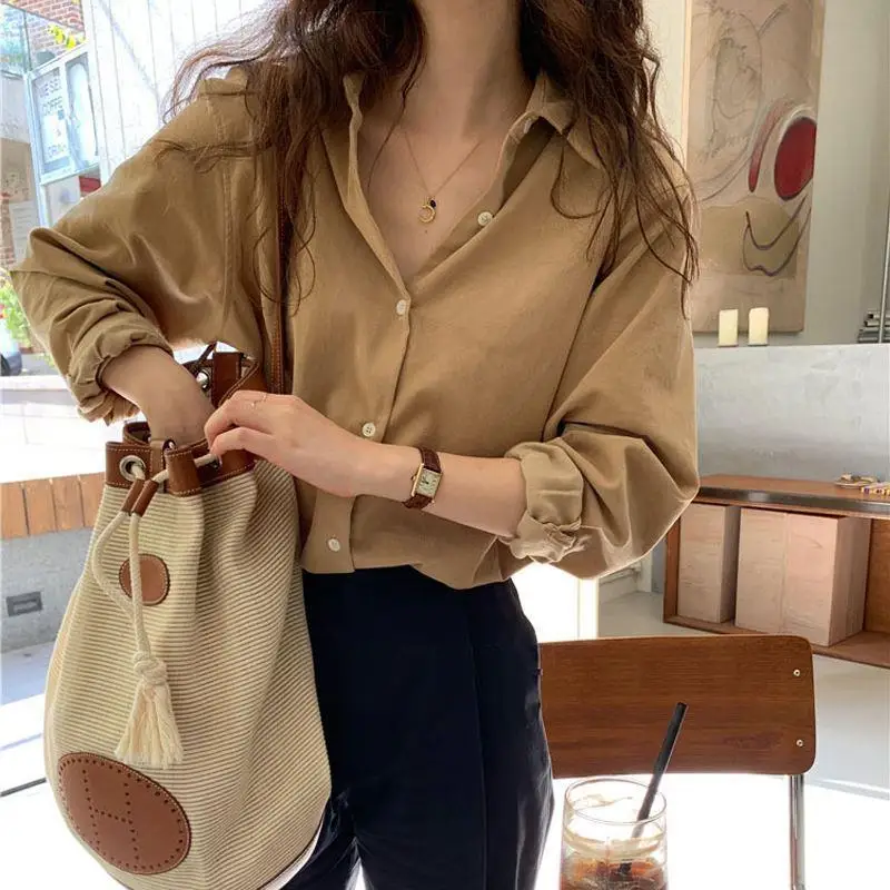 Satin-Style Damenbluse mit Knopfleiste – Elegant, Fließend & Zeitlos
