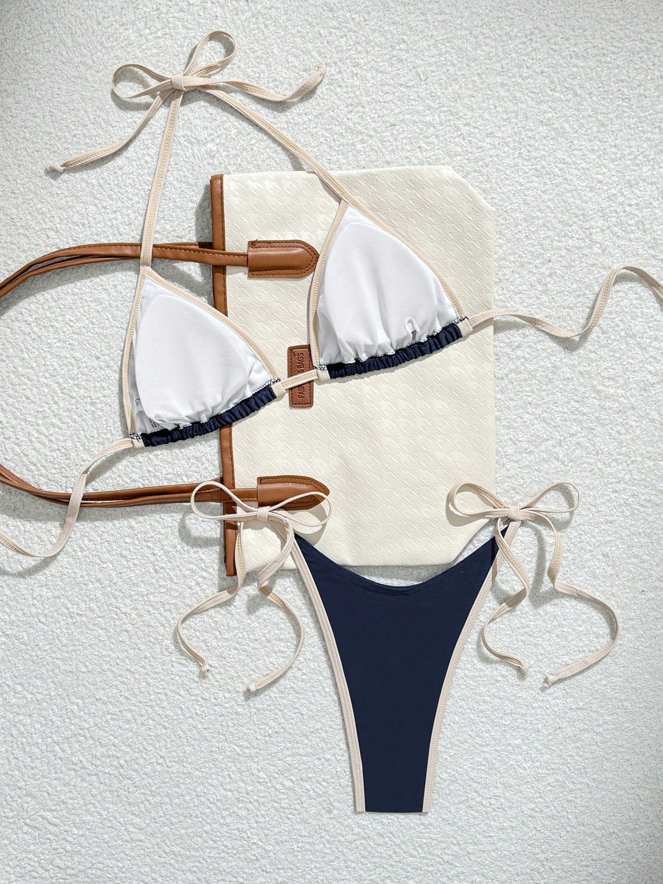 Sexy Triangel-Bikini in Marineblau mit Kontrast-Saum – Minimalistisches 2-teiliges Set zum Schnüren - Image 8