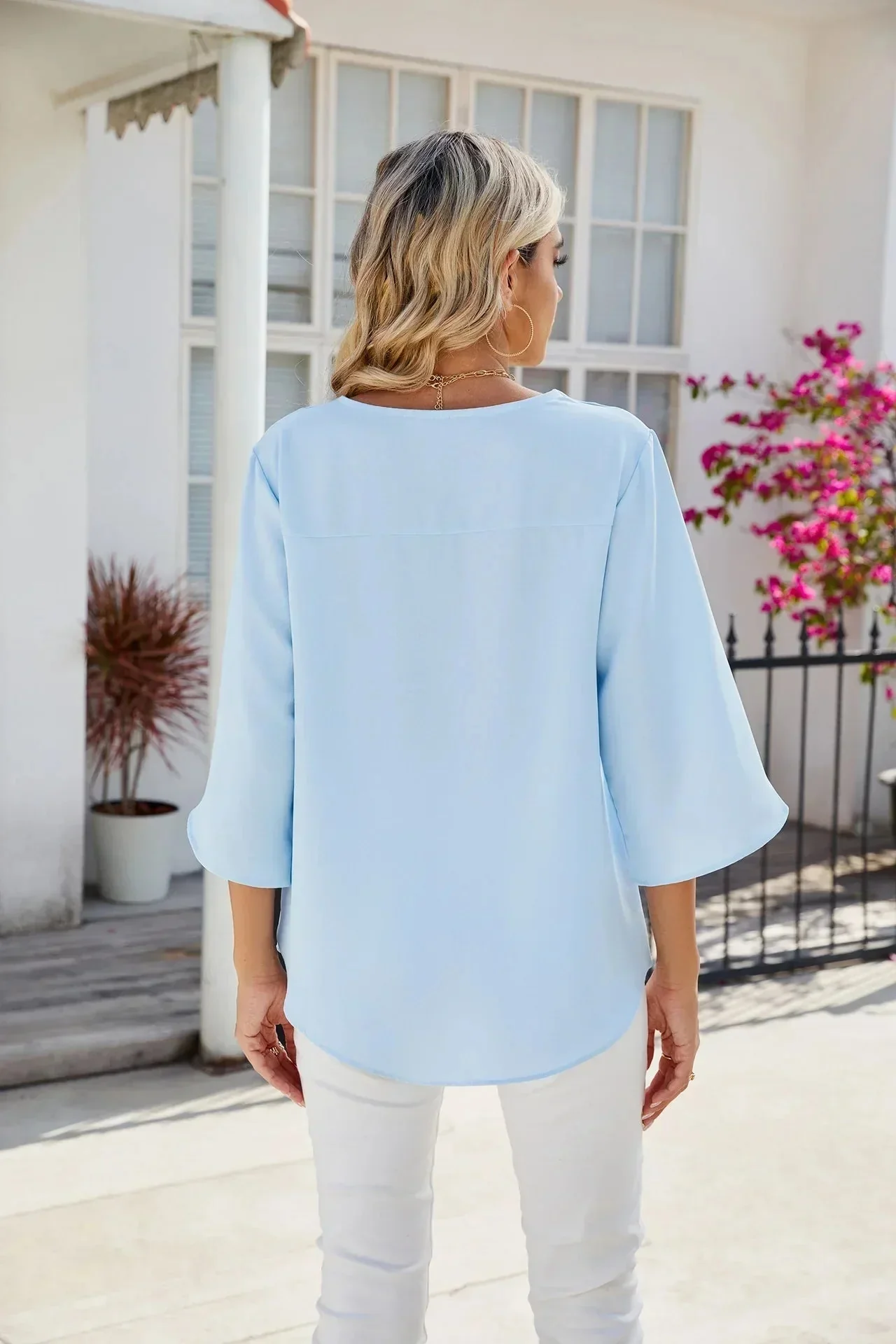 Sophie | Stilvolle Sommerbluse mit V Ausschnitt - Image 3