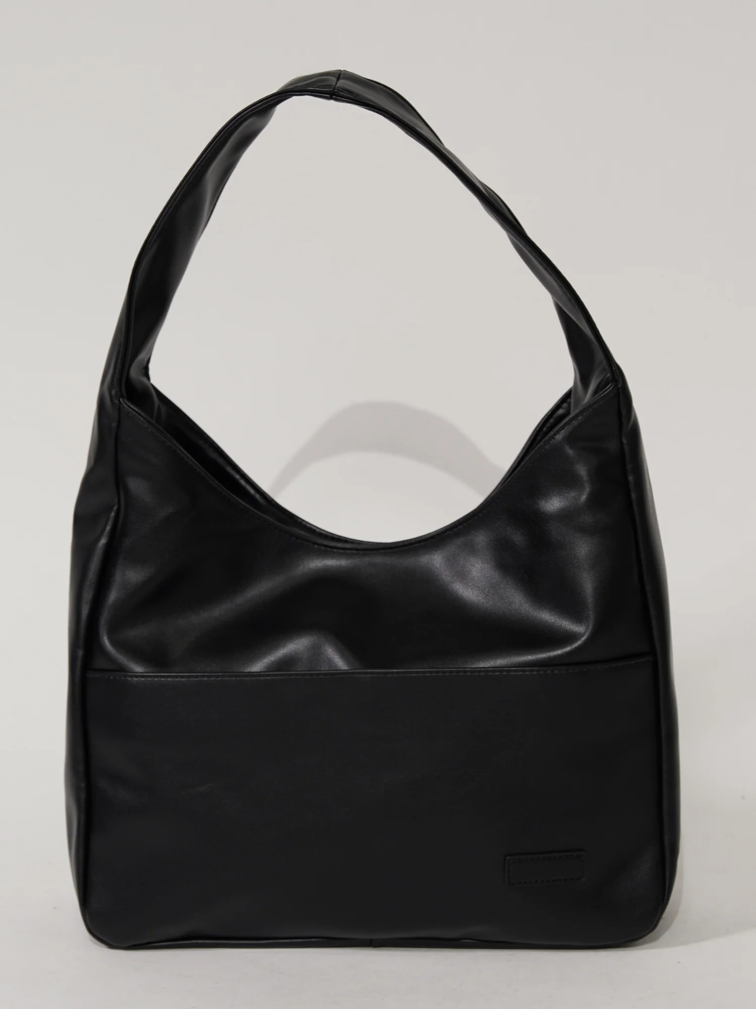 Stilvolle Damen-Schultertasche aus praktischem veganem Leder - Image 9