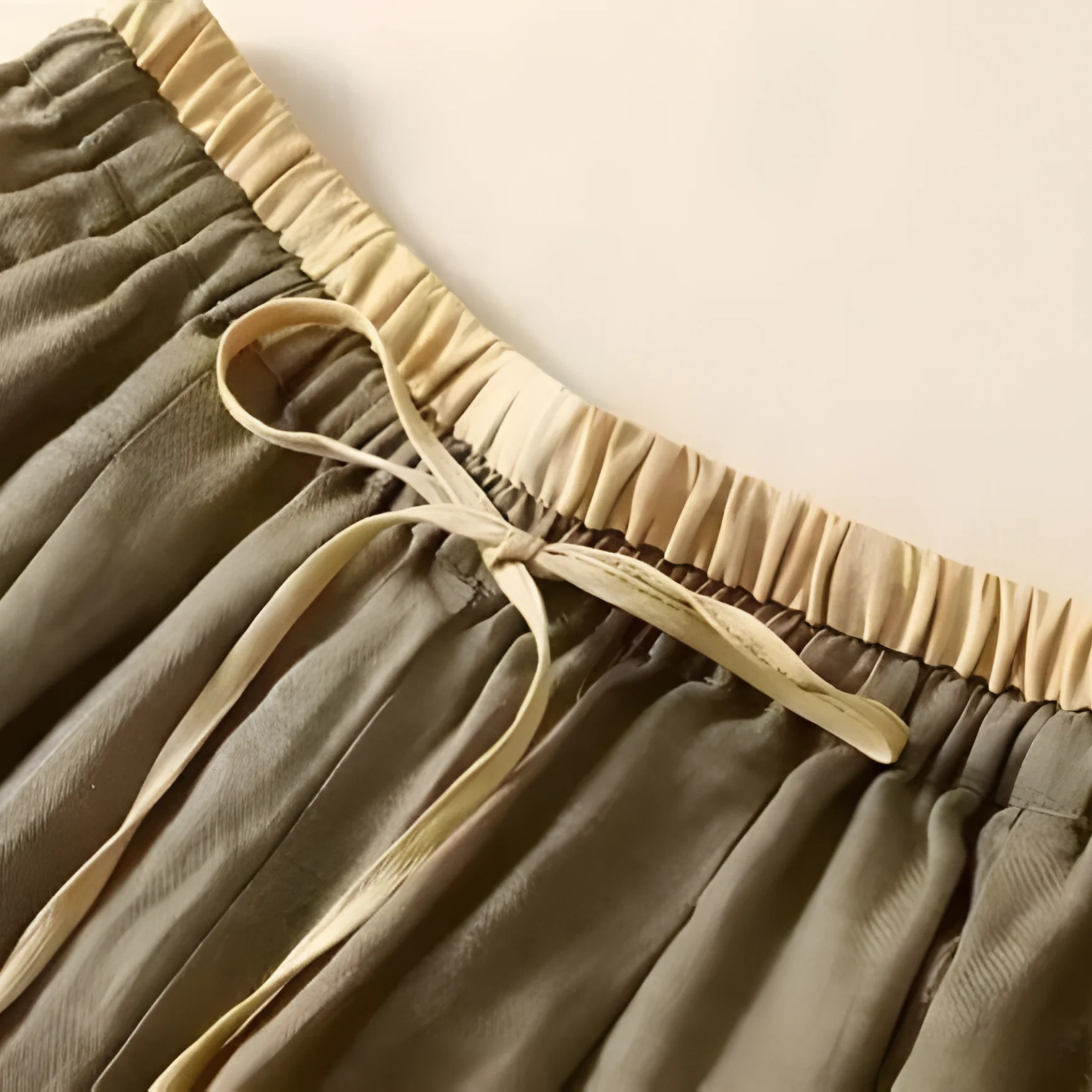 Talina | Bequeme Damen Leinenhose in neutralem Oliv - Image 2